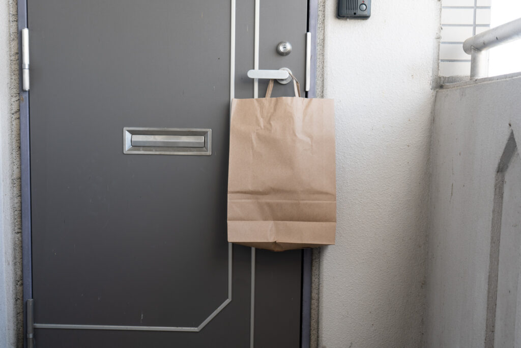 玄関ドア　紙袋