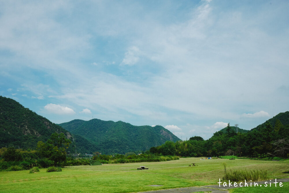 桃太郎公園キャンプ場は広々とした芝生のサイトが魅力
